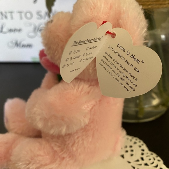 🌸 “LOVE U MOM” RETIRED TY BEANIE BABY BEAR. DATED 2006! MINT WITH MINT TAGS! - Picture 5 of 6